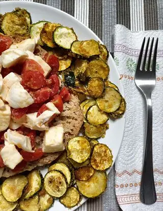 Ricetta Fresella con mozzarella, pomodorini e Chips di zucchine di saporesalute_ss