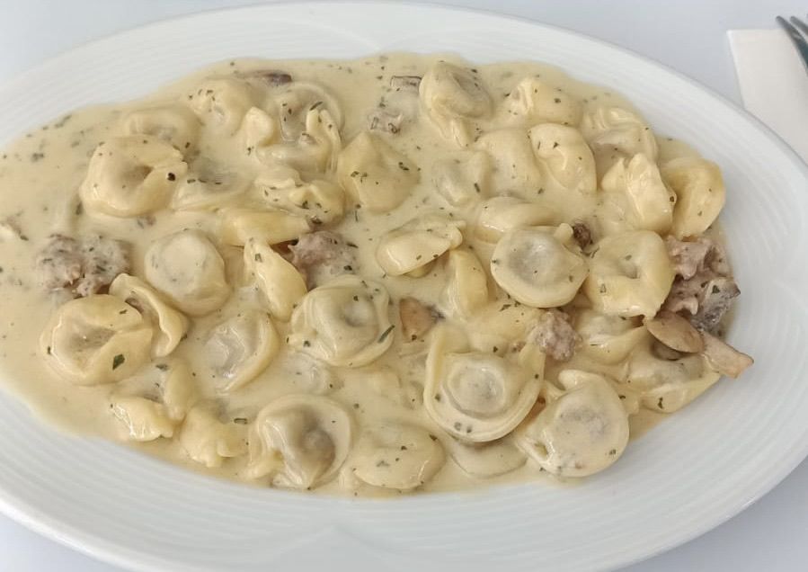 Tortellini panna, funghi e salsiccia