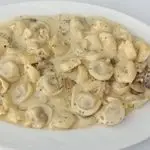 Ricetta Tortellini panna, funghi e salsiccia