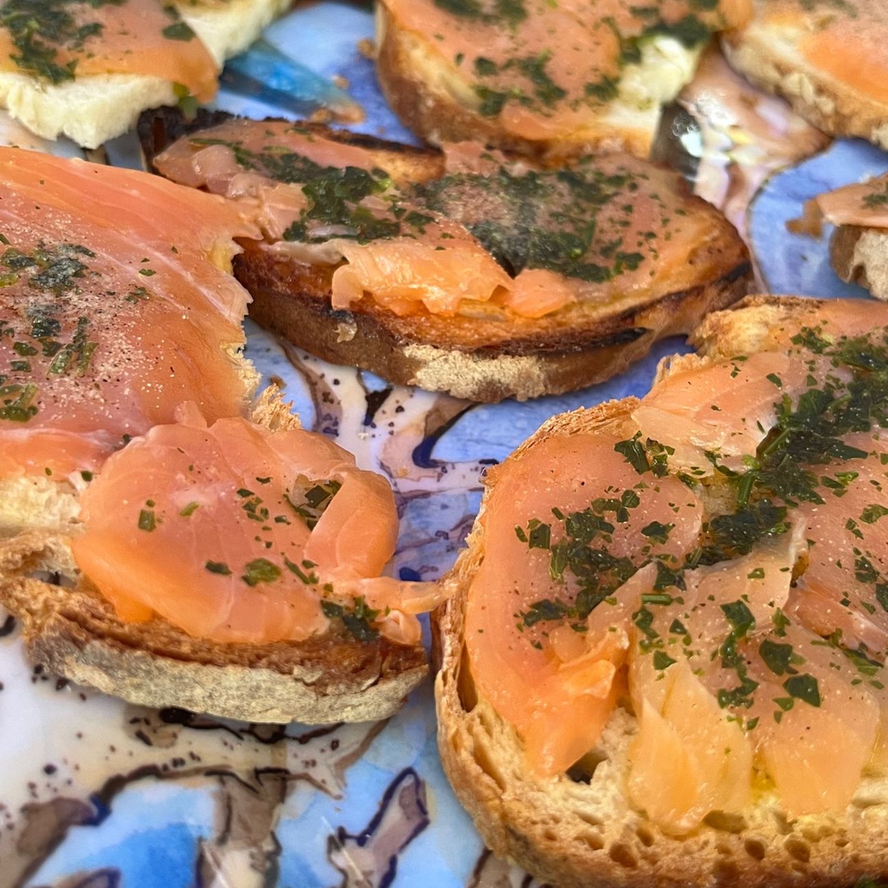 Crostini di salmone e prezzemolo