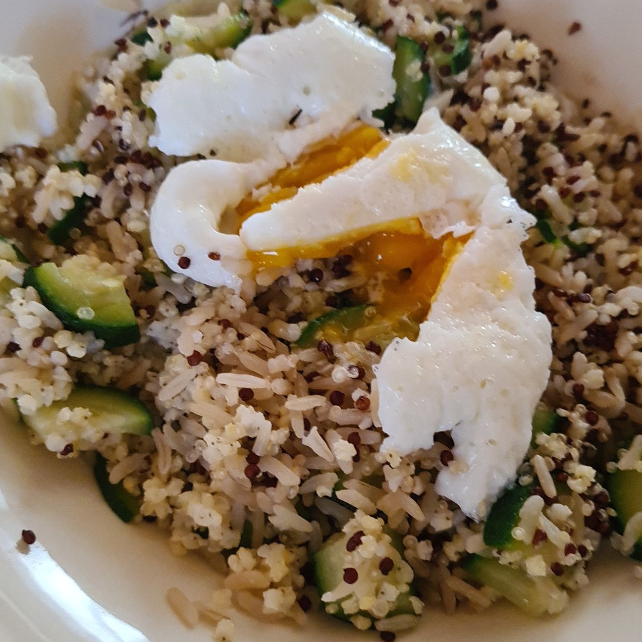 Riso integrale con zucchine e uovo in camicia