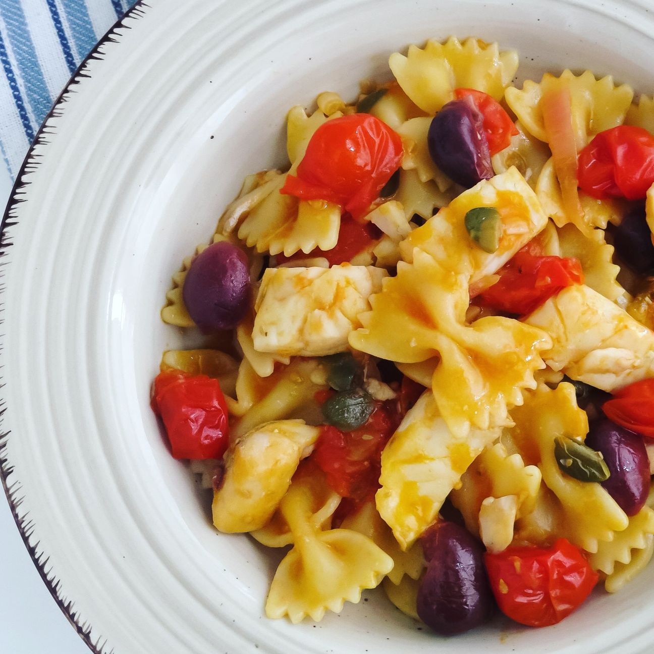 Farfalle con platessa,pomodorini,olive e capperi.