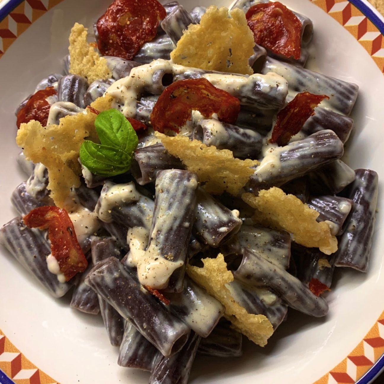 Rigatoni ai formaggi con chips di Grana Padano e Salame piccante