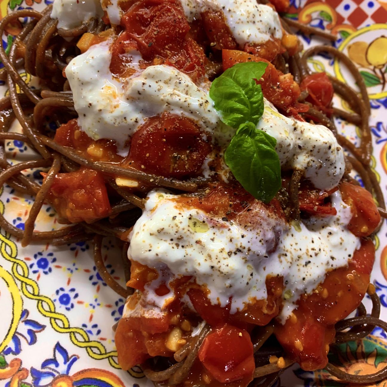 Pasta di Riso Venere, pomodorini e stracciata di bufala