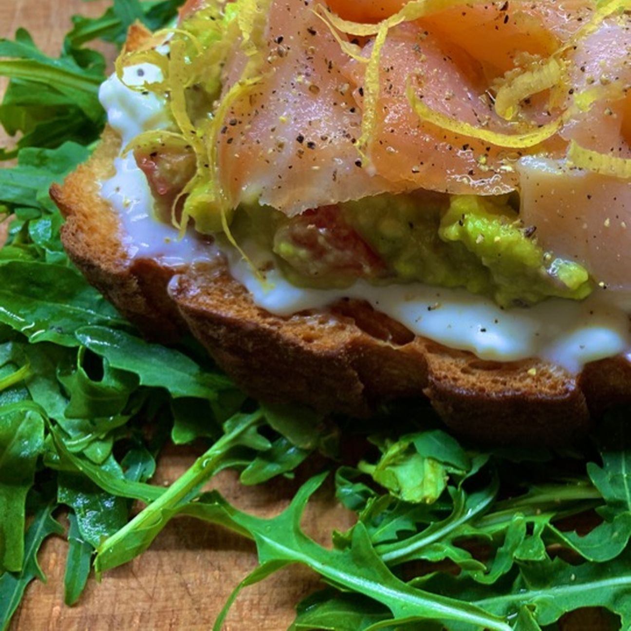 CROSTONE DI PANE con STRACCHINO, GUACAMOLE e SALMONE AFFUMICATO