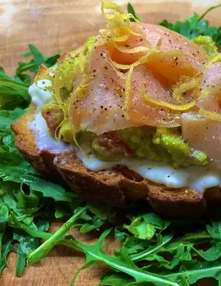 Ricetta CROSTONE DI PANE con STRACCHINO, GUACAMOLE e SALMONE AFFUMICATO di Vale.pertutti