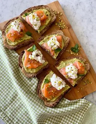 Ricetta Bruschette con crema di avocado, salmone affumicato e stracciatella🥑 di midivertoacucinare