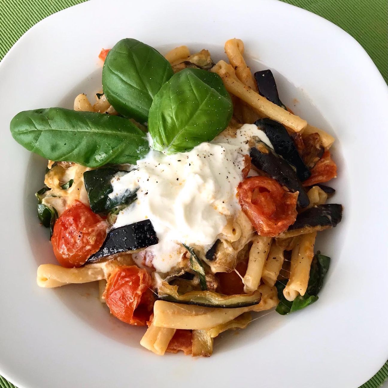 Casarecce con melanzane, stracciatella e pomodorini