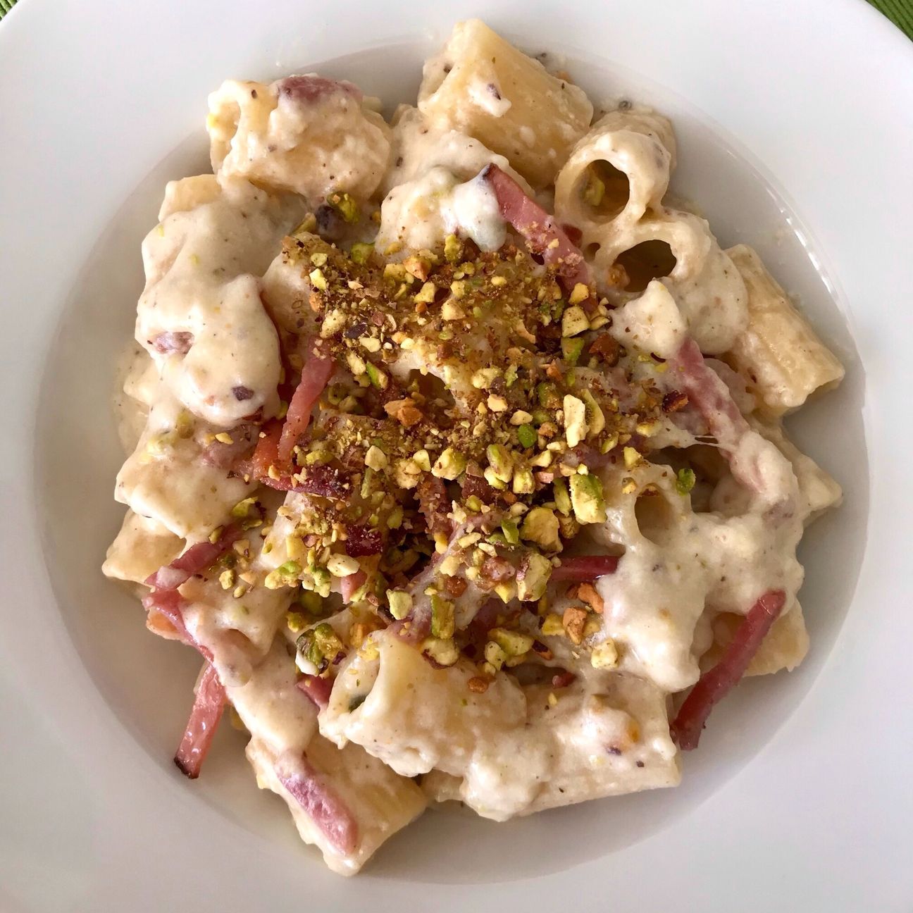 Mezzi rigatoni con fonduta di scamorza, speck e granella di pistacchio!😍