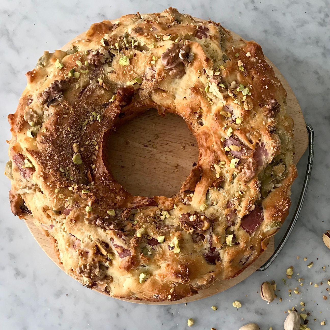 Ciambella salata con speck, formaggio e granella di pistacchi! 🤩