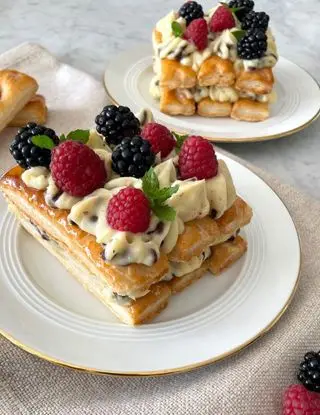 Ricetta Millefoglie con crema pasticciera, gocce di cioccolato e frutti di bosco di midivertoacucinare