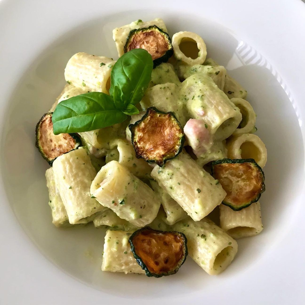 Mezze maniche con crema di zucchine, pancetta affumicata e chips di zucchine 🥒😍