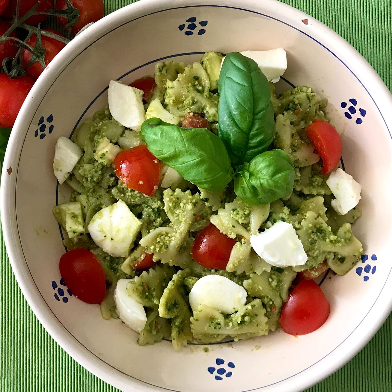 Pasta fredda con pesto di basilico, pomodorini e mozzarella 🇮🇹 😍