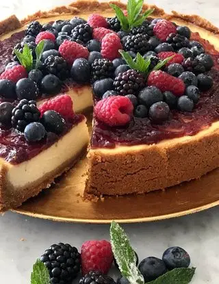 Ricetta New York Cheesecake ai frutti di bosco😍🫐 di midivertoacucinare