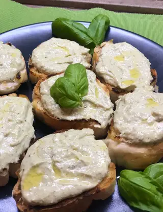 Ricetta Bruschette con mousse di Philadelphia e pesto di basilico 😋 di midivertoacucinare