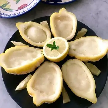 Ricetta Sorbetto al limone (nel limone)😋🍋 di midivertoacucinare