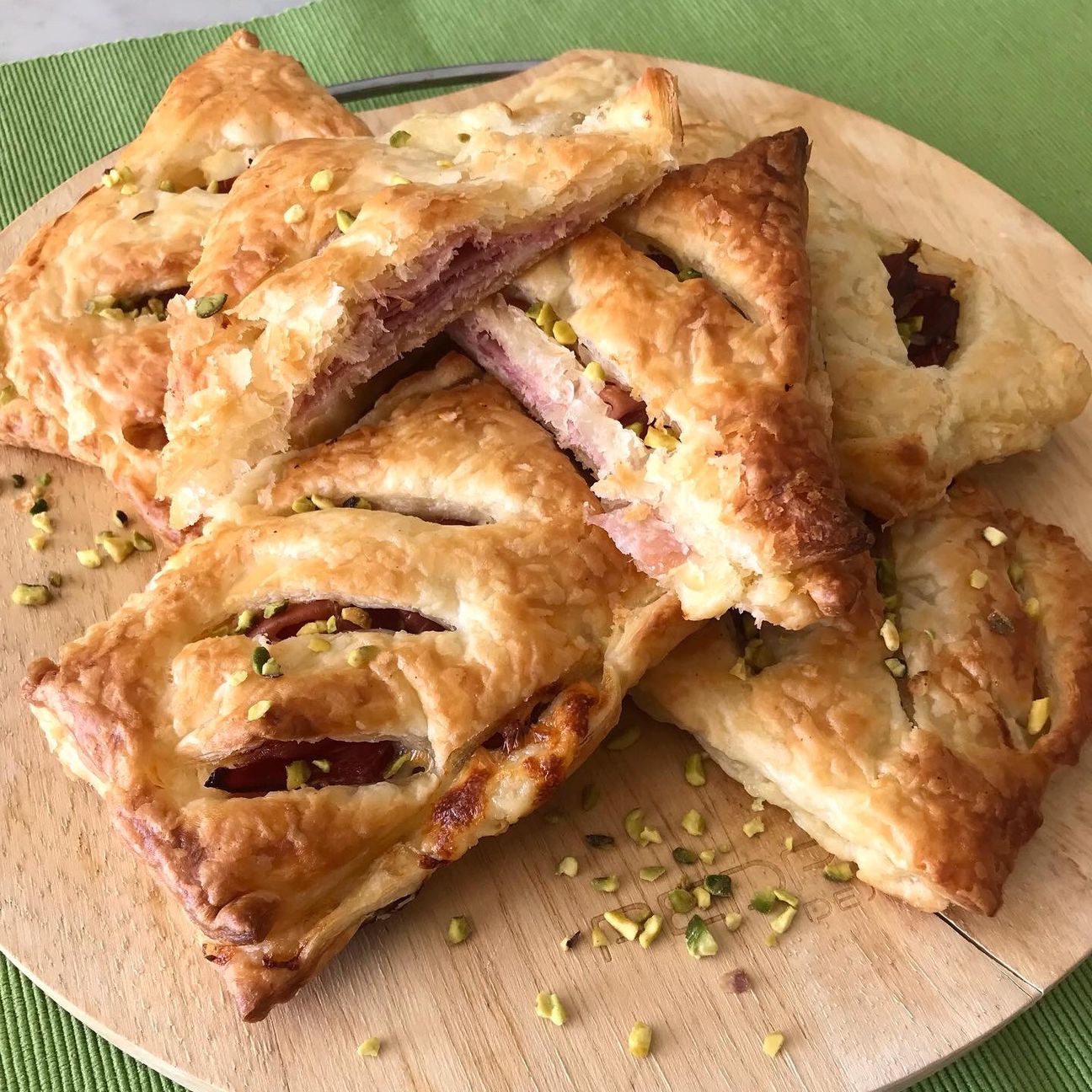 Fagottini di pasta sfoglia con speck e stracchino 😋