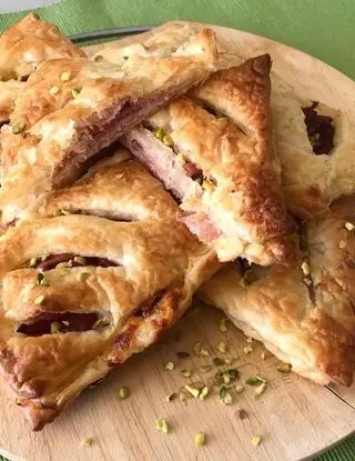 Ricetta Fagottini di pasta sfoglia con speck e stracchino 😋 di midivertoacucinare