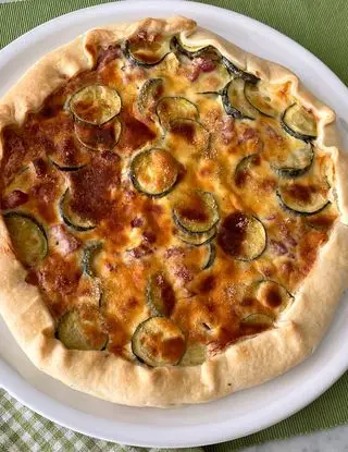 Ricetta Torta salata con zucchine e pancetta 😋 di midivertoacucinare