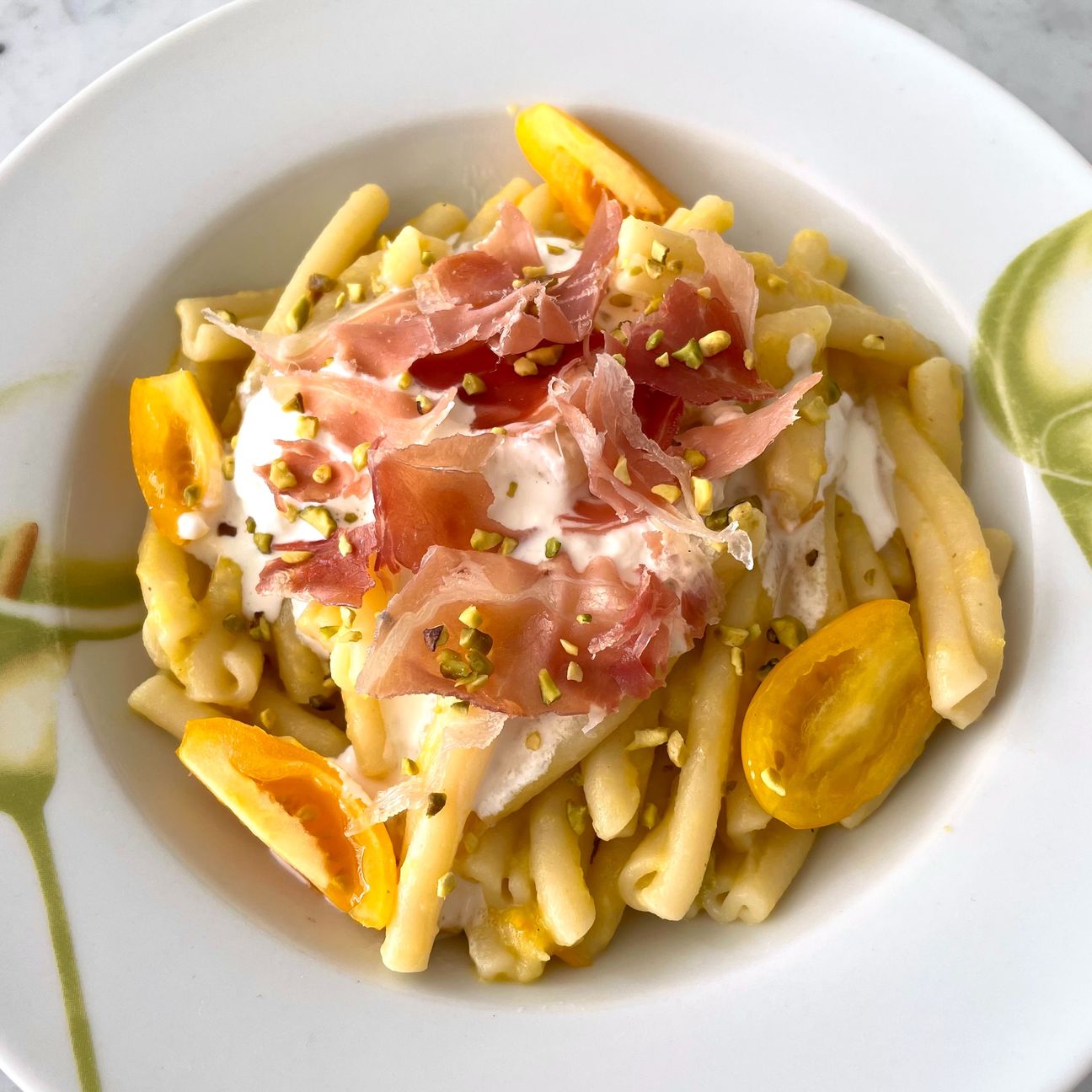 Caserecce con crema di datterino giallo, stracciatella e speck croccante 😍