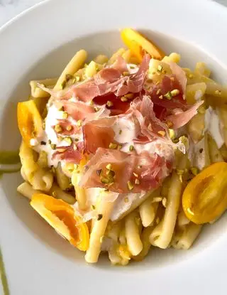 Ricetta Caserecce con crema di datterino giallo, stracciatella e speck croccante 😍 di midivertoacucinare