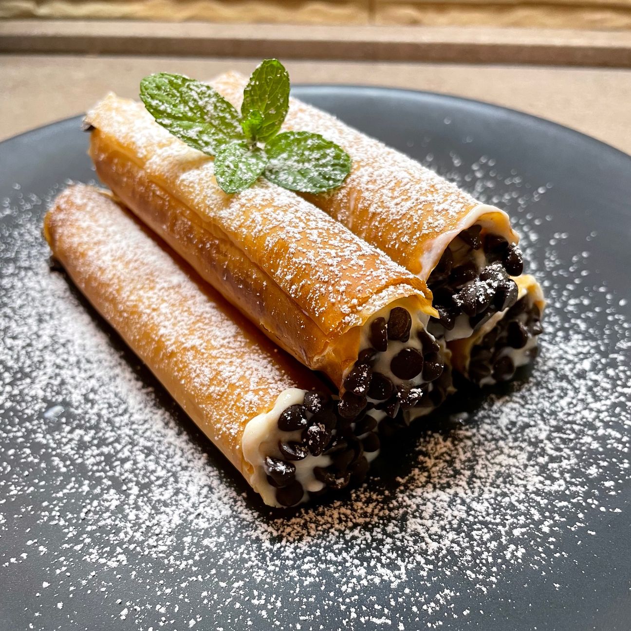 “Cannoli” di pasta fillo con ricotta e gocce di cioccolato 😋