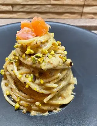 Ricetta Cacio e pepe al pistacchio e tartare di salmone 😋 di midivertoacucinare