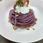 Ricetta Linguine con pesto di cavolo cappuccio viola,stracciatella e pancetta affumicata