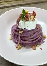 Ricetta Linguine con pesto di cavolo cappuccio viola,stracciatella e pancetta affumicata