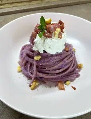 Ricetta Linguine con pesto di cavolo cappuccio viola,stracciatella e pancetta affumicata di midivertoacucinare