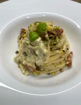 Ricetta Spaghetti alla chitarra con crema di burrata, pistacchi e speck croccante di midivertoacucinare