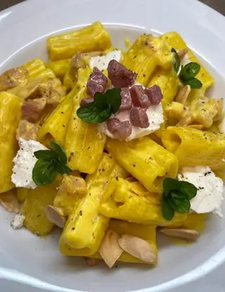 Ricetta Rigacuori con zafferano,robiola, pancetta croccante e mandorle🤩 di midivertoacucinare