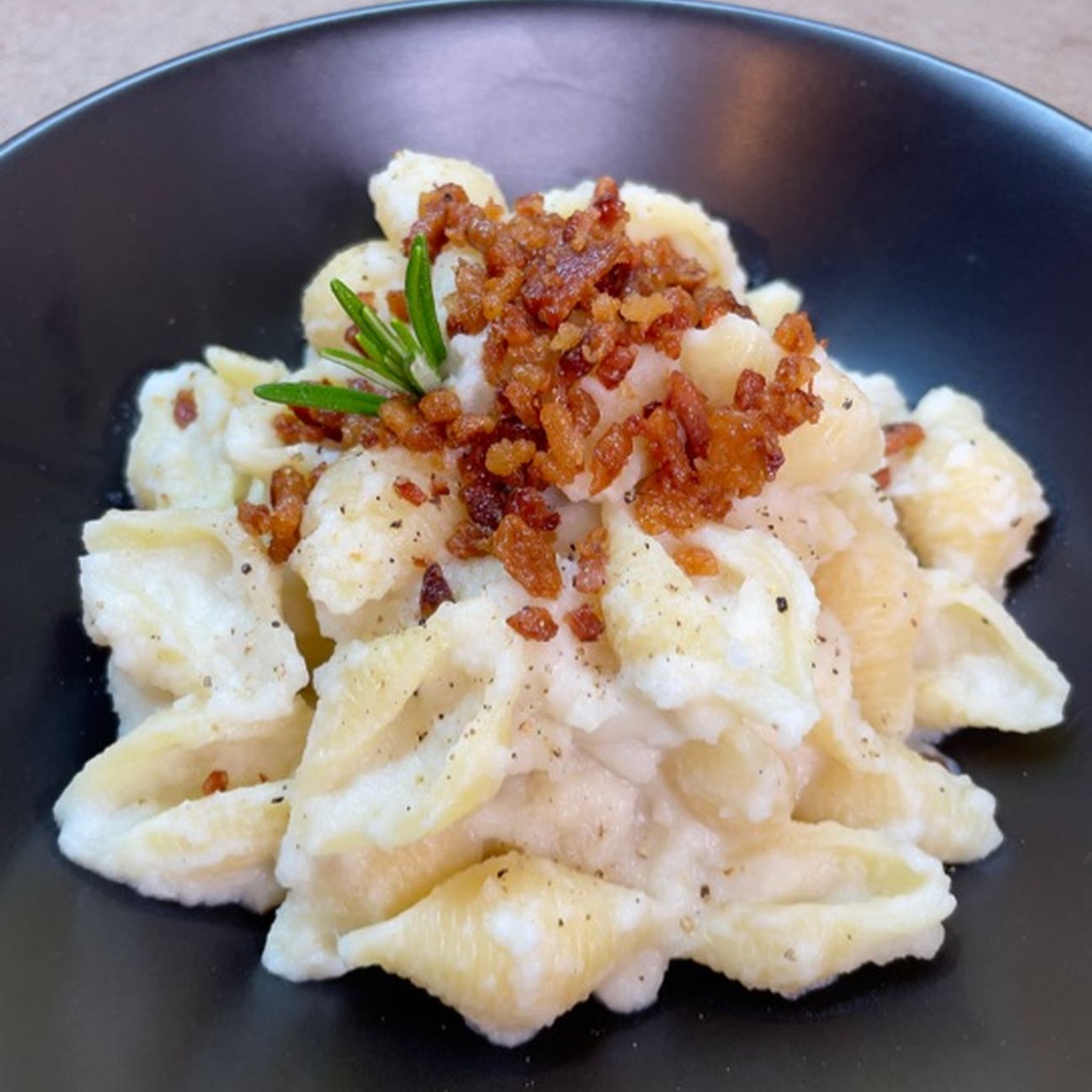 Conchigliette con crema di cavolfiore e polvere di guanciale