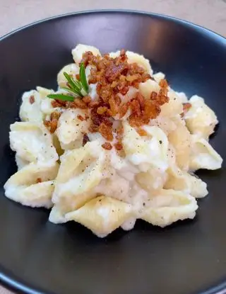 Ricetta Conchigliette con crema di cavolfiore e polvere di guanciale di midivertoacucinare