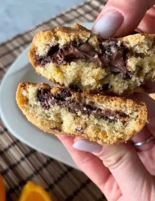 Ricetta Cookies all’arancia e gocce di cioccolato ripieni🤤🍊🍫 di midivertoacucinare