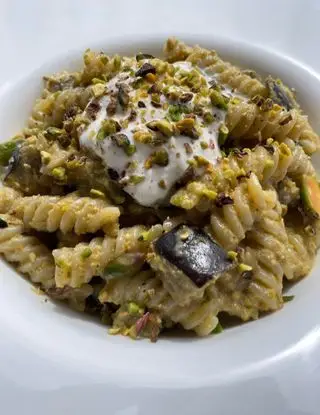 Ricetta Fusilli con pesto di pistacchi, melanzane e crema di robiola 😍 di midivertoacucinare