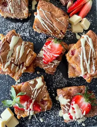 Ricetta Blondies cioccolato bianco e fragole😍🍓 di midivertoacucinare