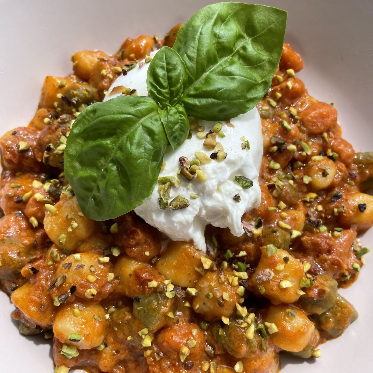 Chicche tricolore con pesto di pomodori secchi, pistacchi e burrata😍