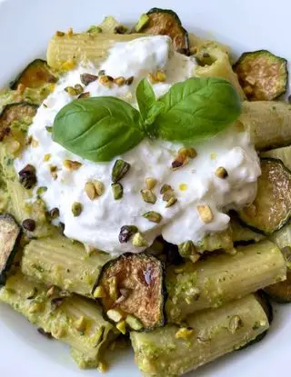 Ricetta Rigatoni con crema di zucchine e pistacchi, stracciatella e chips di zucchine di midivertoacucinare