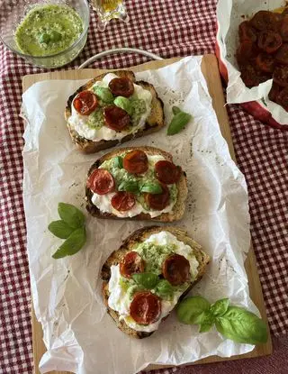 Ricetta Bruschette con stracciatella, pomodorini cotti in forno e pesto di basilico di midivertoacucinare