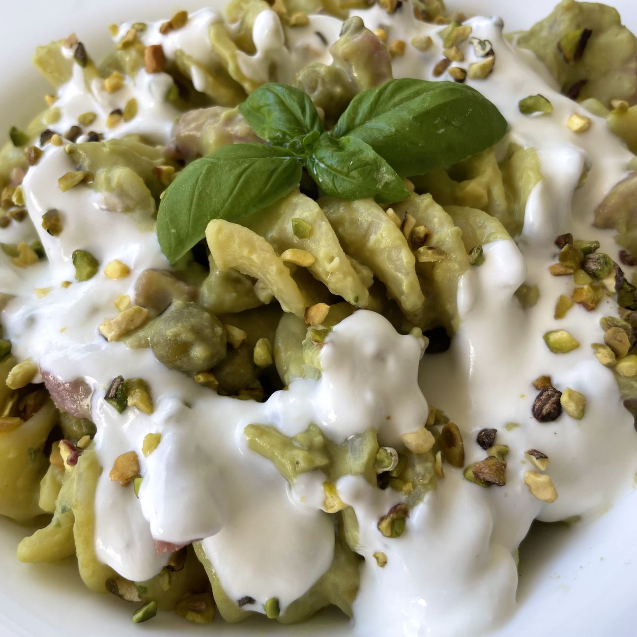 Fusilloni con crema di piselli verdi, pancetta affumicata e robiola