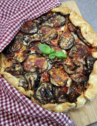 Ricetta Torta salata alla parmigiana di melanzane di midivertoacucinare