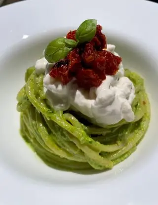 Ricetta Spaghetti alla chitarra con pesto di rucola, stracciatella e pomodori secchi di midivertoacucinare