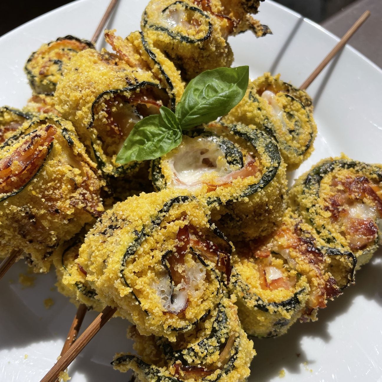 Spiedini di zucchine con prosciutto cotto e scamorza affumicata