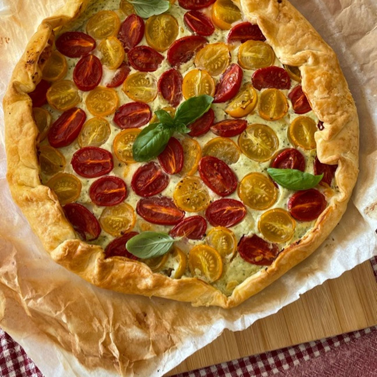 Torta salata con pomodorini, ricotta e basilico