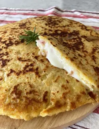 Ricetta Focaccia di patate in padella di midivertoacucinare