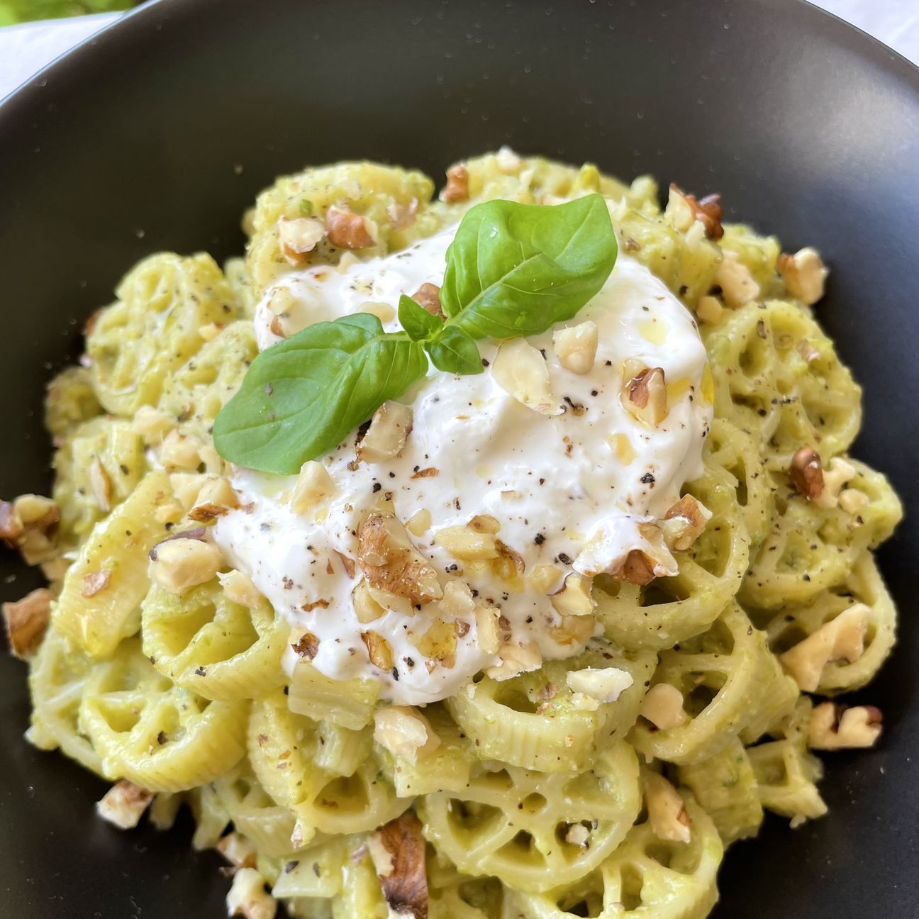 Rotelle con pesto di fagiolini, stracciatella e noci😍