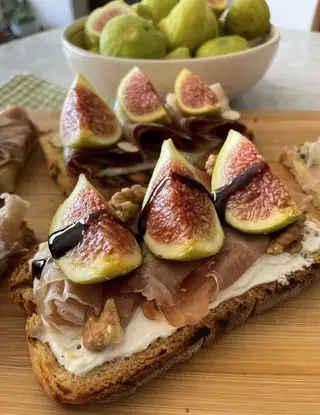 Ricetta Bruschette farcite con i fichi di midivertoacucinare