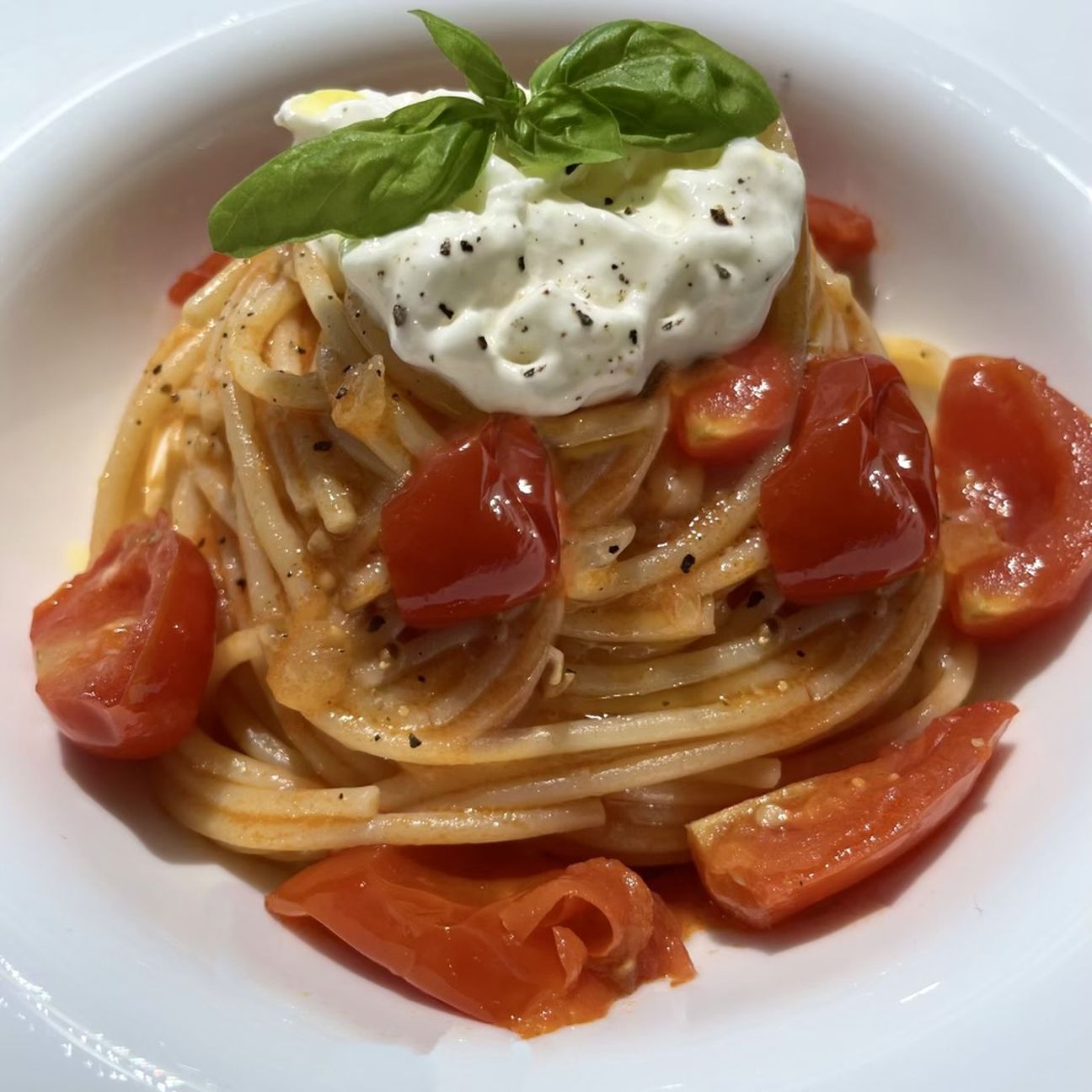 Spaghetti al pomodoro, stracciatella e basilico 🍅😍🌿