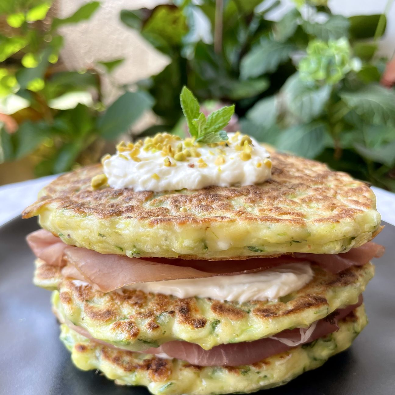 Pancakes di zucchine e feta